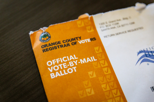 Một lá phiếu gửi qua đường bưu điện ở Irvine, California, vào ngày 17/09/2021. (Ảnh: John Fredricks/The Epoch Times)