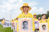 Các học viên Pháp Luân Công tham gia một cuộc tập hợp đánh dấu 24 năm cuộc đàn áp môn tu luyện tinh thần này ở Trung Quốc tại National Mall ở Hoa Thịnh Đốn hôm 20/07/2023. (Ảnh: Samira Bouaou/The Epoch Times)