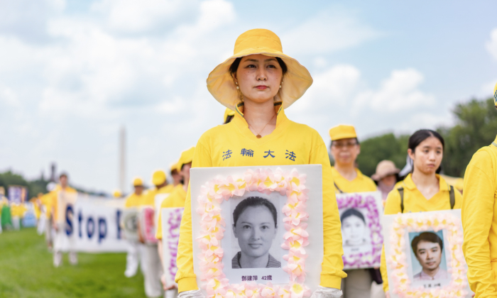 Các học viên Pháp Luân Công tham gia một cuộc tập hợp đánh dấu 24 năm cuộc đàn áp môn tu luyện tinh thần này ở Trung Quốc tại National Mall ở Hoa Thịnh Đốn hôm 20/07/2023. (Ảnh: Samira Bouaou/The Epoch Times)