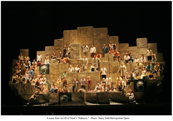 Một cảnh của Màn 3 trong vở “Nabucco” của nhà soạn nhạc Verdi, bản đồng ca của những nô lệ Do Thái. (Ảnh: Marty Sohl/Metropolitan Opera)