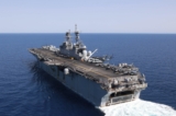 Tàu tấn công đổ bộ USS Bataan của Hải quân Hoa Kỳ đi qua Hồng Hải, hôm 08/08/2023. (Ảnh: Chuyên gia truyền thông đại chúng hạng 3 Riley Gasdia/Hải quân Hoa Kỳ, qua AP)