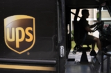 Tài xế Hudson de Almeida của United Parcel Service lái xe qua một khu phố trong khi giao các gói hàng ở Haverhill, Massachusetts, hôm 30/06/2023. (Ảnh Charles Krupa/AP Photo)