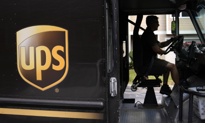 Tài xế Hudson de Almeida của United Parcel Service lái xe qua một khu phố trong khi giao các gói hàng ở Haverhill, Massachusetts, hôm 30/06/2023. (Ảnh Charles Krupa/AP Photo)