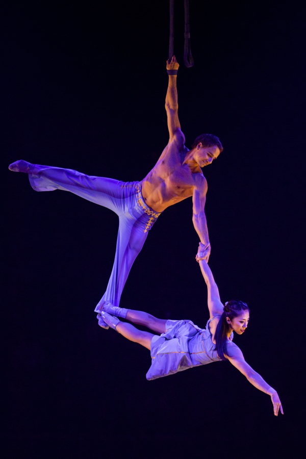 Hai vận động viên thể dục sử dụng dây đai để thực hiện tiết mục đu trên không. (Ảnh: Maja Prgomet/Cirque du Soleil 2023)