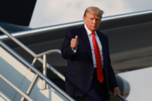 Cựu Tổng thống Donald Trump ra dấu tay khi đến Phi trường Quốc tế Atlanta Hartsfield-Jackson ngày 24/08/2023 tại Atlanta, Georgia. (Ảnh: Joe Raedle/Getty Images)