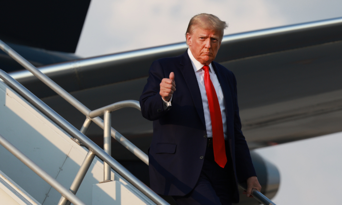 Cựu Tổng thống Donald Trump ra dấu tay khi đến Phi trường Quốc tế Atlanta Hartsfield-Jackson ngày 24/08/2023 tại Atlanta, Georgia. (Ảnh: Joe Raedle/Getty Images)