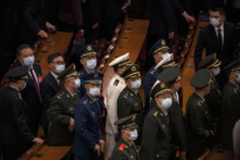 Các quan chức đại diện cho quân đội Trung Quốc rời phiên bế mạc Đại hội Đại biểu Toàn quốc lần thứ 20 của Đảng Cộng sản Trung Quốc tại Đại lễ đường Nhân dân ở Bắc Kinh vào ngày 22/10/2022. (Ảnh: Kevin Frayer/Getty Images)