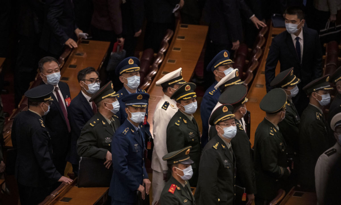 Các quan chức đại diện cho quân đội Trung Quốc rời phiên bế mạc Đại hội Đại biểu Toàn quốc lần thứ 20 của Đảng Cộng sản Trung Quốc tại Đại lễ đường Nhân dân ở Bắc Kinh vào ngày 22/10/2022. (Ảnh: Kevin Frayer/Getty Images)