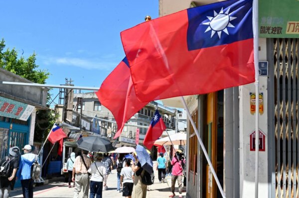 Lá cờ Đài Loan trên đường phố khi khách du lịch đi qua trên Quần đảo Kim Môn vào ngày 11/08/2022. (Ảnh: Sam Yeh/AFP qua Getty Images)