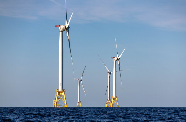 Tua-bin gió đặt tại Nhà máy Phong năng Block Island gần Block Island, Rhode Island, vào ngày 07/07/2022. (Ảnh: John Moore/Getty Images)