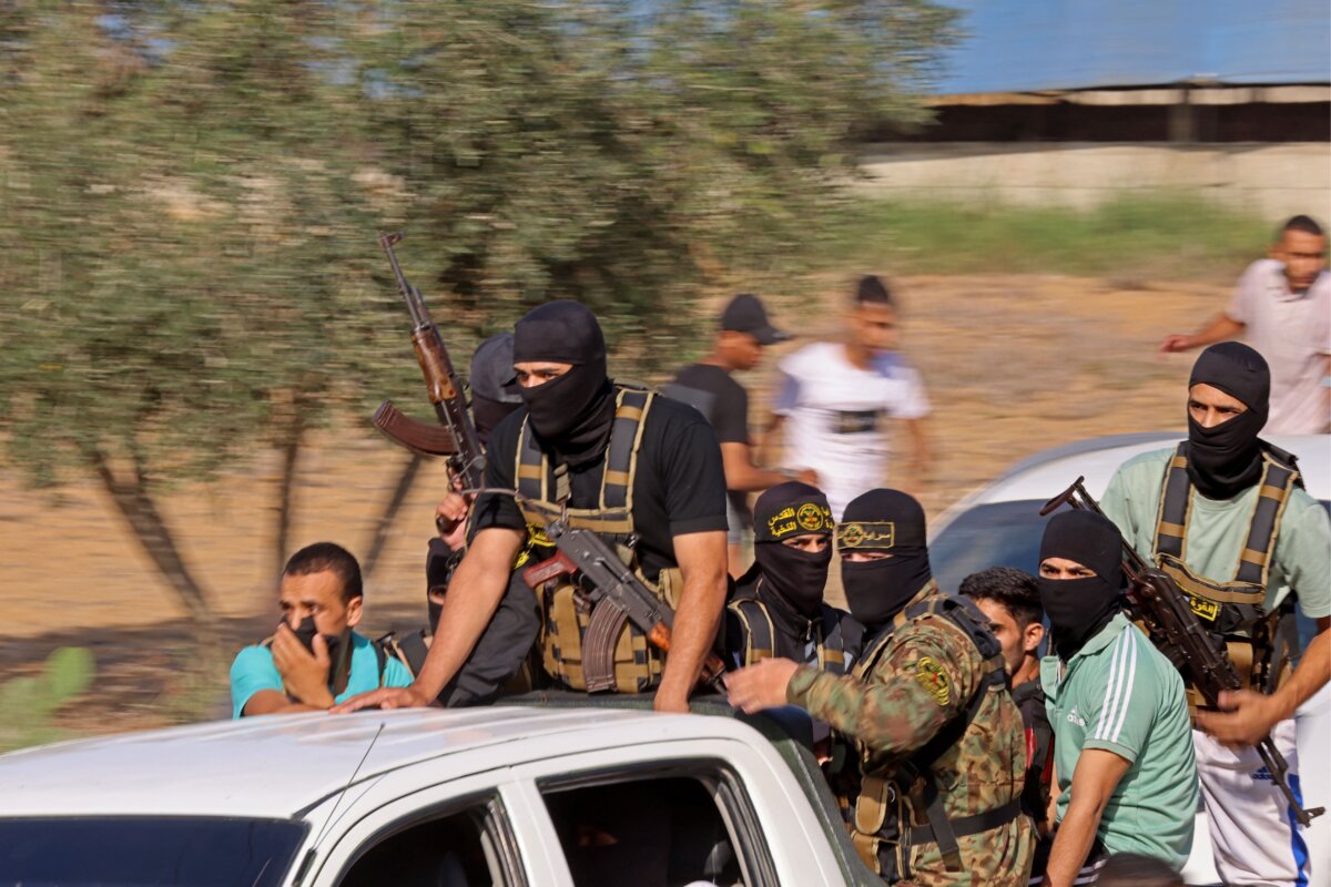 Những tên khủng bố Hamas từ Khan Yunis ở phía Nam Dải Gaza tiến về hàng rào biên giới Israel hôm 07/10/2023. (Ảnh: Said Khatib/AFP qua Getty Images)