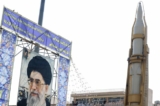 Một hỏa tiễn đất đối đất của Iran được trưng bày bên cạnh bức chân dung của nhà lãnh đạo tối cao Iran, ông Ayatollah Ali Khamenei, ở Tehran, Iran, vào ngày 27/09/2023. (Ảnh: Atta Kenare/AFP qua Getty Images)