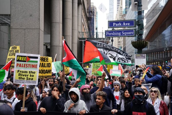 Người người tuần hành ủng hộ người Palestine ở New York vào ngày 08/10/2023. (Ảnh: Bryan R. Smith/AFP qua Getty Images)