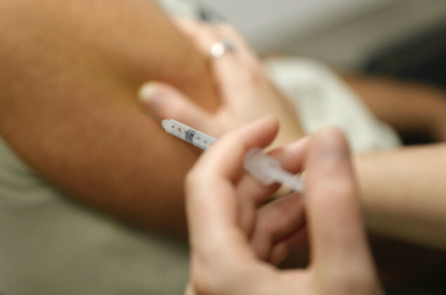 Nghiên cứu: Những người được chích vaccine Pfizer ngừa COVID trước đây có kết cục tương tự như những người chưa được chích ngừa