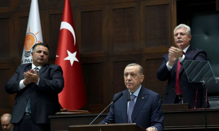 Ông Recep Tayyip Erdogan, đương kim Tổng thống Thổ Nhĩ Kỳ và là lãnh đạo Đảng Công lý và Phát triển (AK), (giữa), có bài diễn văn tại cuộc họp nhóm trong đảng của ông tại Đại hội đồng Quốc hội Thổ Nhĩ Kỳ ở Ankara vào ngày 25/10/2023. (Ảnh: Adem Altan/AFP via Getty Images)