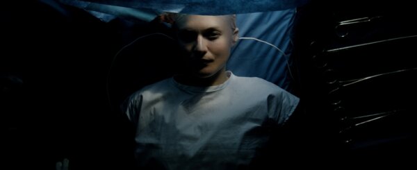 Cảnh tái hiện trải nghiệm cận tử của cô Pam Reynolds trong phim “After Death.” (Ảnh: Hãng phim Angel Studios)