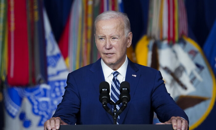 Tổng thống Joe Biden có bài diễn văn đánh dấu kỷ niệm một năm ngày ông ký thành luật Đạo luật Lời hứa Giải quyết các Chất độc Toàn diện (PACT) tại Trung tâm Y tế Bộ Cựu chiến binh George E. Wahlen ở thành phố Salt Lake, Utah, hôm 10/08/2023. (Ảnh: Madalina Vasiliu/The Epoch Times)