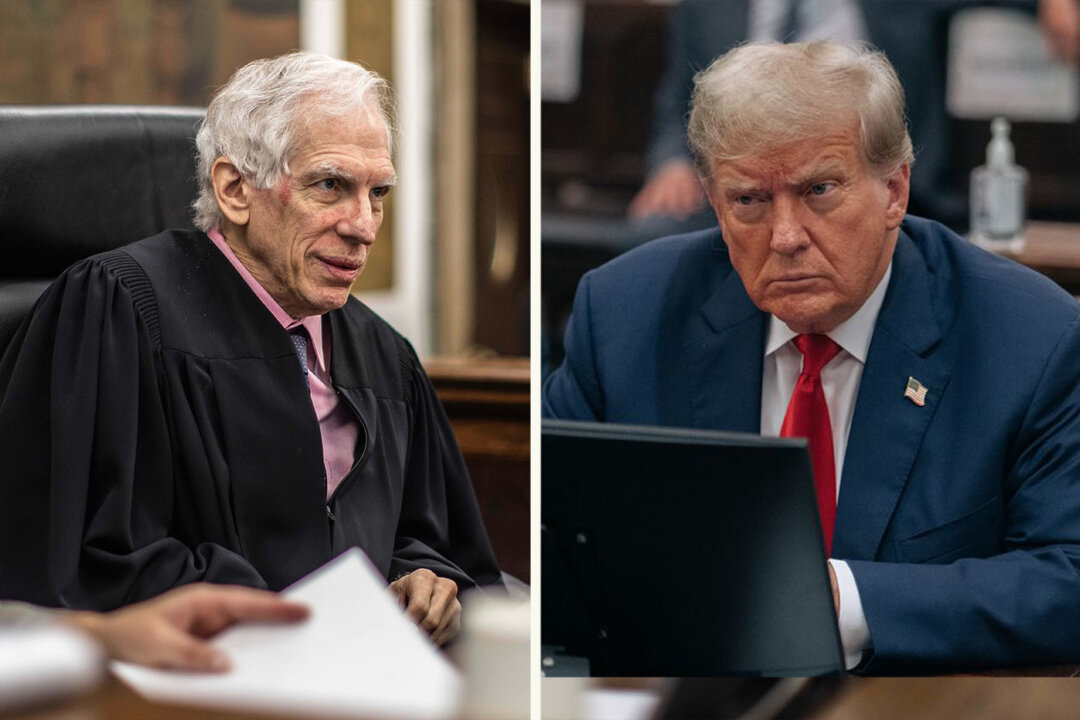 (Trái) Thẩm phán Tòa án Tối cao Tiểu bang New York Arthur Engoron. (Ảnh: Dave Sanders/Pool Photo qua AP)/Cựu Tổng thống Donald Trump tại phòng xử án, vào ngày 17/10/2023. (Ảnh: Seth Wenig/Pool/Getty Images)