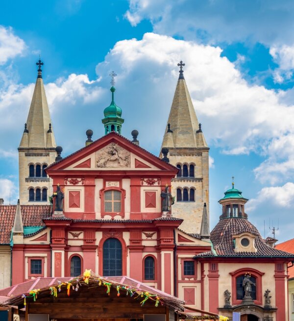 Vương cung thánh đường Thánh George là nhà thờ quan trọng thứ hai của Lâu đài Prague, và là tòa nhà lâu đời nhất trong khu phức hợp này. Được xây dựng vào năm 920 và được Vua Vratislav Đệ nhất mở rộng vào năm 973, Vương cung thánh đường Thánh George (“Bazilika Sv. Jiri”) có phong cách Romanesque và các yếu tố Baroque. Cả hai tháp chuông Romanesque (tháp nhọn và tháp chuông) đều ra đời từ đợt cải tạo nhà thờ vào thế kỷ 19, và phía tây có một nhà nguyện được thánh hiến cho Thánh Ludmila từ thế kỷ 13. Mặt tiền Baroque nổi bật có từ thế kỷ 17. Ban đầu được sử dụng làm tu viện cho các nữ tu Benedictine, Vương cung thánh đường Thánh George hiện dùng để tổ chức các triển lãm nghệ thuật ngắn hạn. (Ảnh: Mistervlad/Shutterstock)