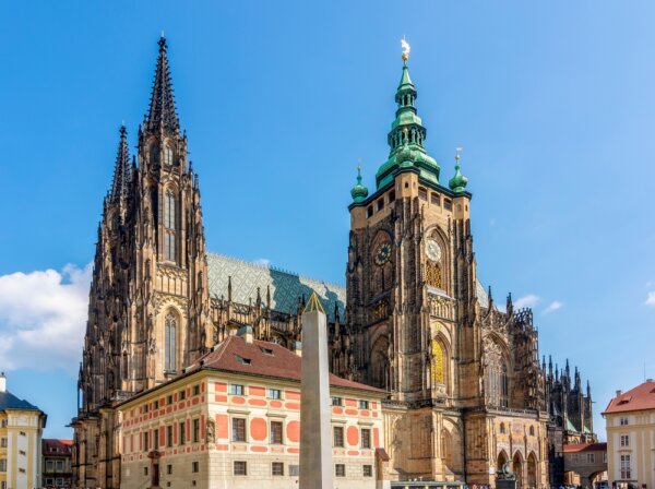 Được xây dựng vào thế kỷ 14, Nhà thờ chính tòa Thánh Vitus (“Katedrala svateho Vita”) là một trong những tòa nhà tôn giáo quan trọng nhất trong quần thể lâu đài. Công trình này là một kiệt tác kiến trúc Gothic, và mất hơn 500 năm để xây dựng. Nhà thờ có các yếu tố chính của kiến trúc Gothic, chẳng hạn như vòm nhọn, trụ chống tỳ, và một tòa tháp ấn tượng có tầm nhìn toàn cảnh ra thành phố Prague. Vị thánh bảo trợ quan trọng nhất của người dân nơi đây, Thánh Wenceslas, được chôn cất ở đó. (Ảnh: Mistervlad/Shutterstock)