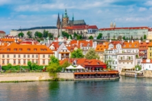 Lâu đài Prague (ở phía xa) nằm trên một ngọn đồi nhìn ra sông Vltava, hướng tầm nhìn ngoạn mục ra thành phố. Còn được gọi là “Prazsky hrad” (tòa lâu đài Prague trong tiếng Czech), khu phức hợp lâu đài này trải dài trên một diện tích rộng lớn, hơn 753.000 feet vuông. Những tháp nhọn và tháp chuông độc đáo của tòa lâu đài nổi bật trên đường chân trời của thành phố. (Ảnh: Mistervlad/Shutterstock)