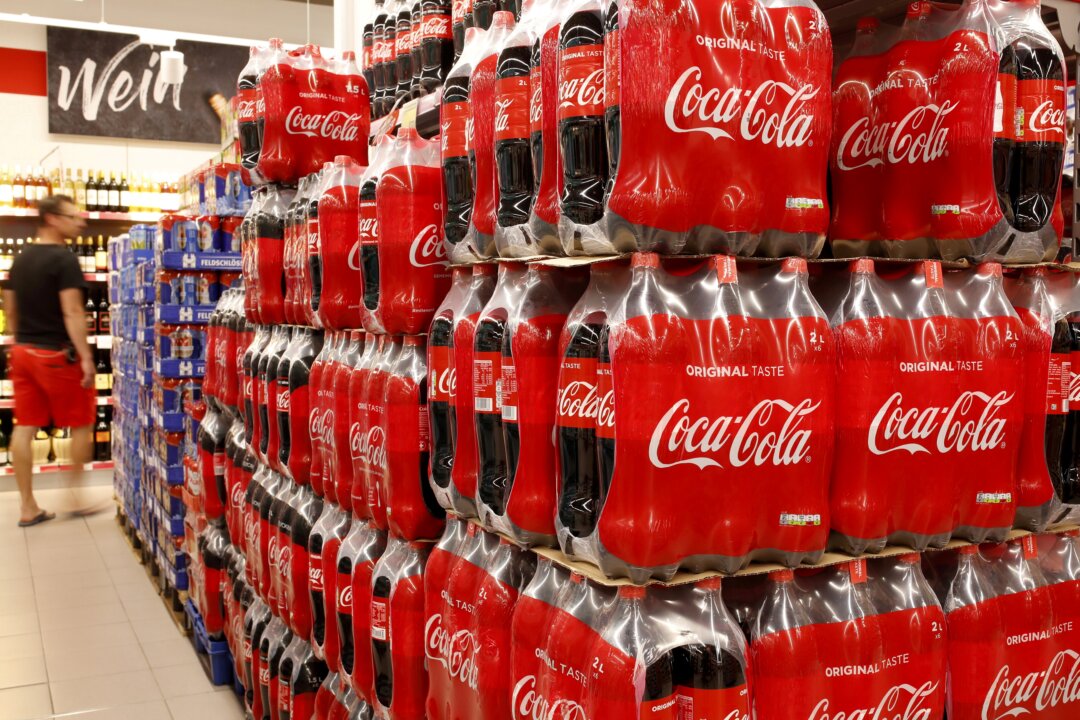 Những chai Coca-Cola tại siêu thị của nhà bán lẻ Denner của Thụy Sĩ, khi dịch bệnh COVID-19 tiếp tục lây lan, ở Glattbrugg, Thụy Sĩ, vào ngày 26/06/2020. (Ảnh: Arnd Wiegmann/Reuters)