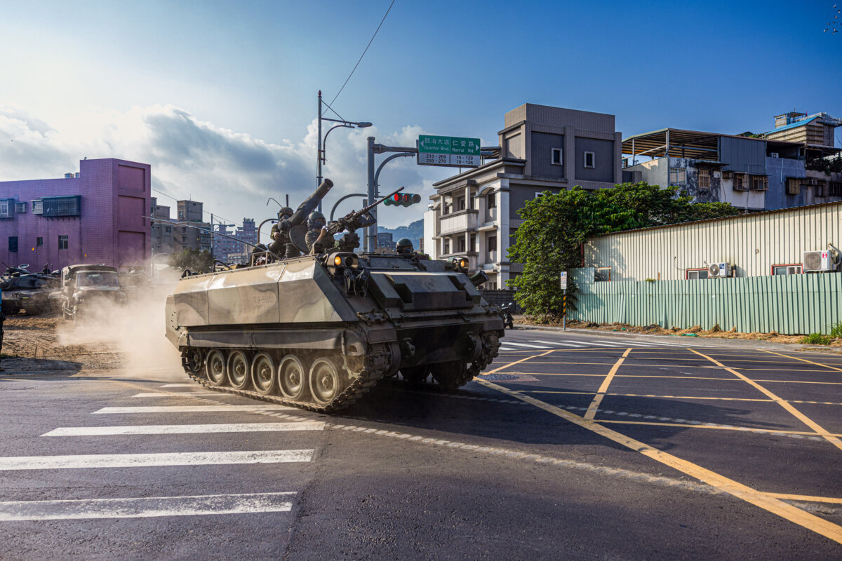 Quân nhân Đài Loan lái xe thiết giáp CM-25 băng qua đường trong cuộc tập trận quân sự Hán Quang, mô phỏng Quân đội Giải phóng Nhân dân Trung Quốc (PLA) xâm chiếm hòn đảo ở thành phố Tân Bắc, Đài Loan, vào ngày 27/07/2022. (Ảnh: Annabelle Chih/Getty Images)