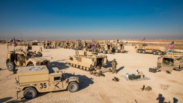Binh lính Hoa Kỳ trong Tiểu đoàn 4 cung cấp Xe Chiến đấu bộ binh Bradley M2A2 để trợ giúp Lực lượng Đặc nhiệm Chung Kết hợp-Hoạt động Kế thừa Giải quyết (CJTF – OIR) ở miền đông Syria vào ngày 10/11/2019. (Ảnh: Chuyên viên DeAndre Pierce/Lực lượng Dự bị của Lục quân Hoa Kỳ)