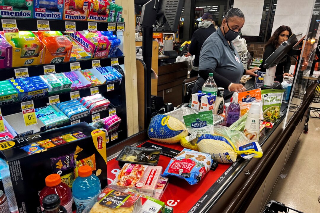 Một nhân viên thu ngân tính tiền sản phẩm tại siêu thị trước kỳ nghỉ Lễ Tạ Ơn ở Chicago, Illinois, hôm 22/11/2022. (Ảnh: Jim Vondruska /Reuters)
