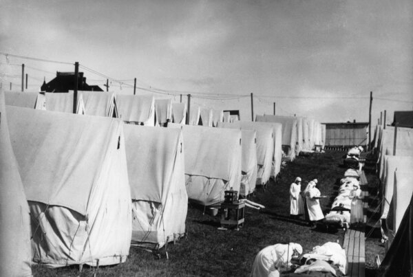 Dịch Cúm Tây Ban Nha 1918: Các y tá chăm sóc các nạn nhân của dịch cúm Tây Ban Nha ngoài trời giữa những chiếc lều bạt trong quá trình chữa bệnh bằng không khí trong lành ngoài trời, Lawrence, Massachusetts. (Ảnh: Hulton Archive/Getty Images)