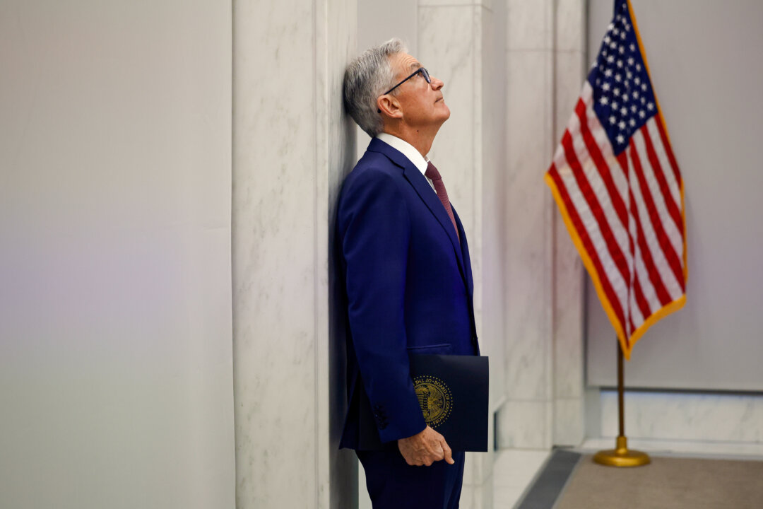 Chủ tịch Fed Jerome Powell chuẩn bị nói chuyện tại Hội nghị Thế kỷ của Bộ phận Nghiên cứu và Thống kê của Hệ thống Dự trữ Liên bang tại Hoa Thịnh Đốn hôm 08/11/2023. (Ảnh: Chip Somodevilla/Getty Images)