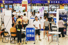 Người dân tham dự hội chợ việc làm ở Bắc Kinh, hôm 19/08/2023. Hàng triệu sinh viên tốt nghiệp đang tham gia vào thị trường việc làm của Trung Quốc vào thời điểm tỷ lệ thất nghiệp trong giới trẻ tăng cao. (Ảnh: Jade Gao/AFP qua Getty Images)
