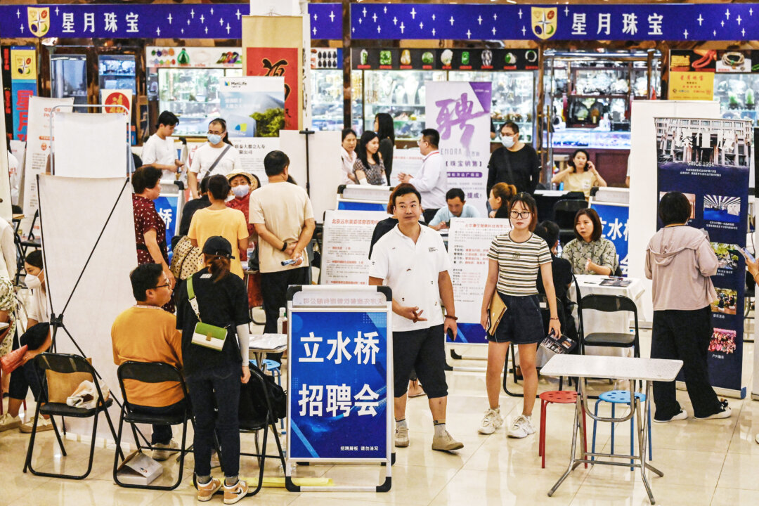 Người dân tham dự hội chợ việc làm ở Bắc Kinh, hôm 19/08/2023. Hàng triệu sinh viên tốt nghiệp đang tham gia vào thị trường việc làm của Trung Quốc vào thời điểm tỷ lệ thất nghiệp trong giới trẻ tăng cao. (Ảnh: Jade Gao/AFP qua Getty Images)