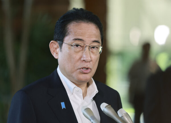 Thủ tướng Nhật Bản Fumio Kishida nói chuyện với các phóng viên về vụ phóng hỏa tiễn đạn đạo của Bắc Hàn tại văn phòng thủ tướng ở Tokyo vào ngày 31/08/2023. (Ảnh: STR/JIJI Press/AFP qua Getty Images )