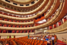 Nhà hát Vienna State Opera tổ chức các buổi biểu diễn vào ban tối và các chuyến tham quan vào ban ngày. (Ảnh: Dominic Arizona Bonuccelli/TNS)