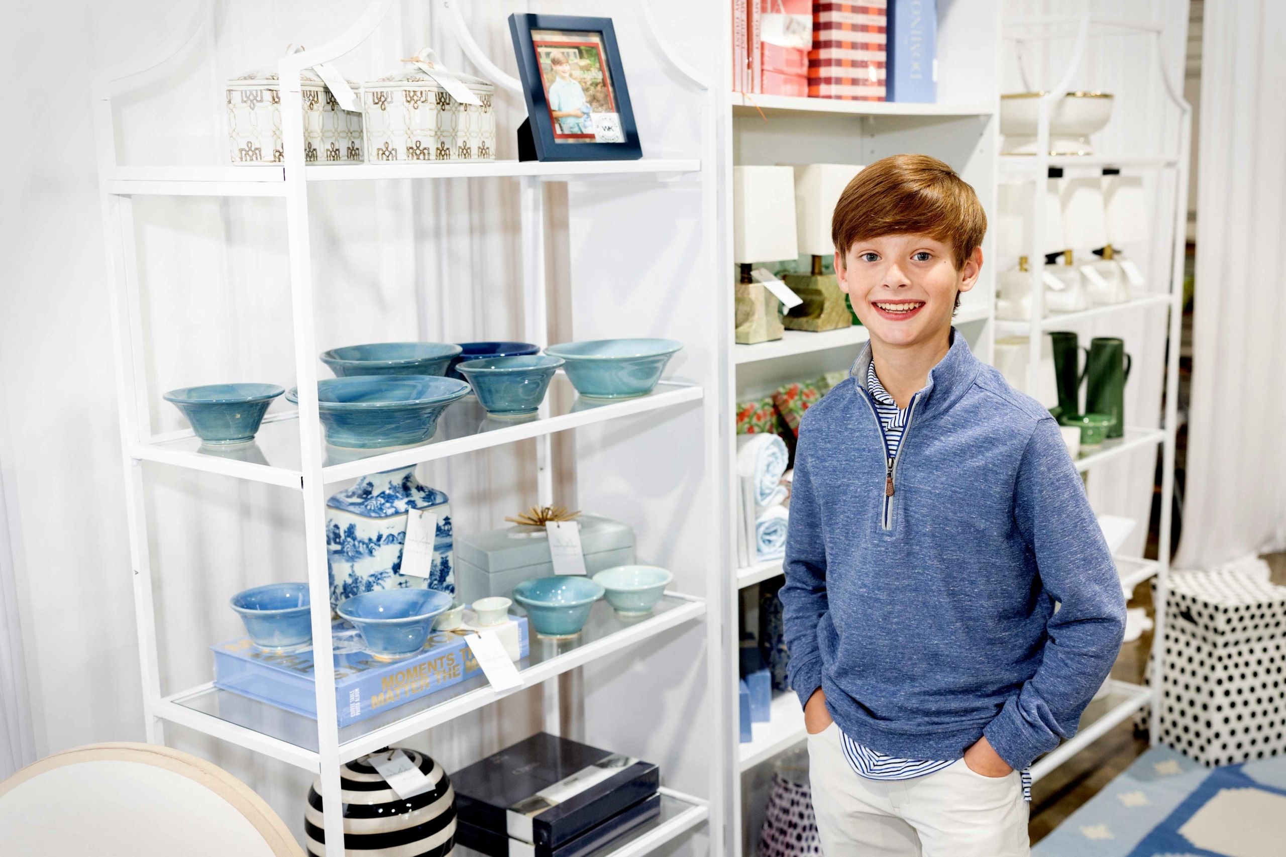 Cậu bé William Knox bên cạnh sản phẩm gốm thủ công của mình. (Ảnh: Đăng dưới sự cho phép của William Knox Pottery)