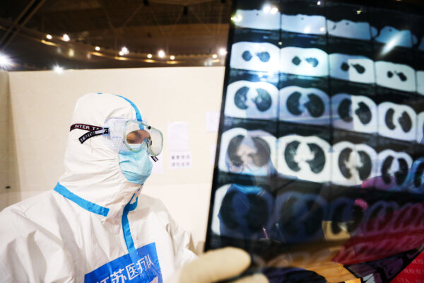 Một bác sĩ xem ảnh chụp CT của bệnh nhân tại một bệnh viện tạm thời được xây dựng cho bệnh nhân COVID-19 trong một sân vận động thể thao ở Vũ Hán, tỉnh Hồ Bắc, miền trung Trung Quốc vào ngày 05/03/2020. (Ảnh: STR/AFP qua Getty Images)