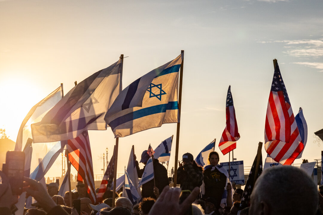 Những người ủng hộ Israel tập trung tại Huntington Beach, California, hôm 03/12/2023. (Ảnh: John Fredricks/The Epoch Times)