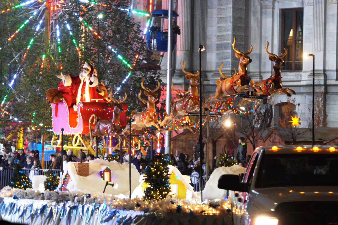 Tiểu bang Philadelphia tổ chức Cuộc diễn hành Ngày lễ của riêng thành phố này để kỷ niệm các ngày lễ trong mùa đông, gồm Hanukkah, Giáng Sinh, Kwanzaa, Năm Mới, và Tết Nguyên Đán, vào tối ngày 02/12/2023. (Ảnh: William Huang/The Epoch Times)