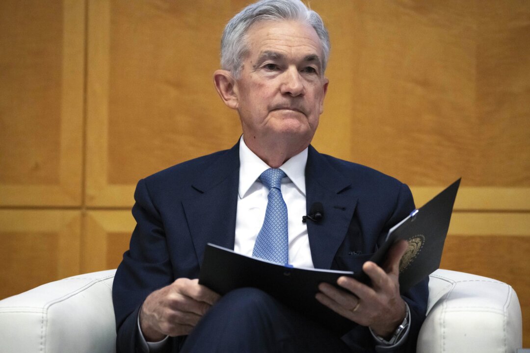 Chủ tịch Hệ thống Dự trữ Liên bang Jerome Powell được giới thiệu tại Hội nghị Nghiên cứu Jacques Polak tại Quỹ Tiền tệ Quốc tế ở Hoa Thịnh Đốn hôm 09/11/2023. (Ảnh: Mark Schiefelbein/AP Photo)