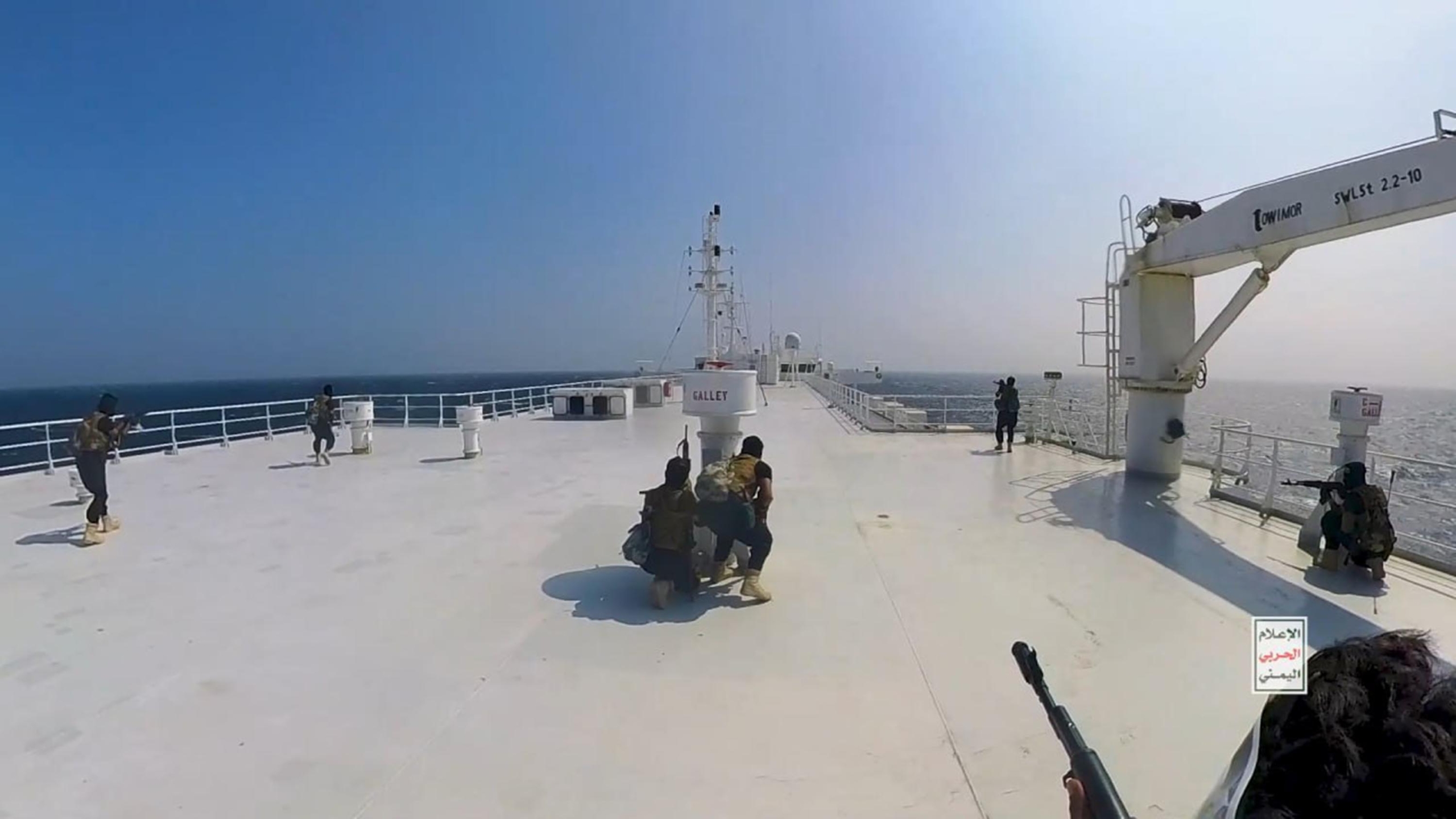 Ảnh chụp màn hình này được chụp từ một video tài liệu cho thấy các chiến binh Houthi của Yemen chiếm được con tàu Galaxy Leader Cargo ngoài khơi bờ biển Hudaydah, ở Hồng Hải, Yemen, vào ngày 20/11/2023. (Ảnh: Phong trào Houthi qua Getty Images)