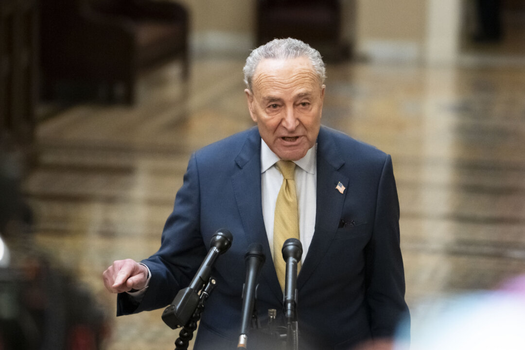 Thượng nghị sĩ Charles Schumer (Dân Chủ-New York) nói chuyện với báo chí sau cuộc gặp với Tổng thống Ukraine Volodymyr Zelenskyy và các nhà lập pháp khác tại Quốc hội ở Hoa Thịnh Đốn hôm 12/02/2023. (Ảnh: Madalina Vasiliu /The Epoch Times)