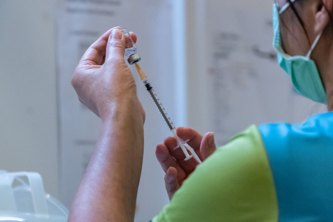 Một nhân viên y tế chuẩn bị vaccine chích ngừa Covid-19 ở Hồng Kông trong một bức ảnh tư liệu. (Hình ảnh Anthony Kwan/Getty)