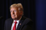 Ứng cử viên tổng thống của Đảng Cộng Hòa, cựu Tổng thống Donald Trump trình bày tại một sự kiện vận động tranh cử tại khách sạn Hyatt ở Coralville, Iowa, hôm 13/12/2023. (Ảnh: Scott Olson/Getty Images)