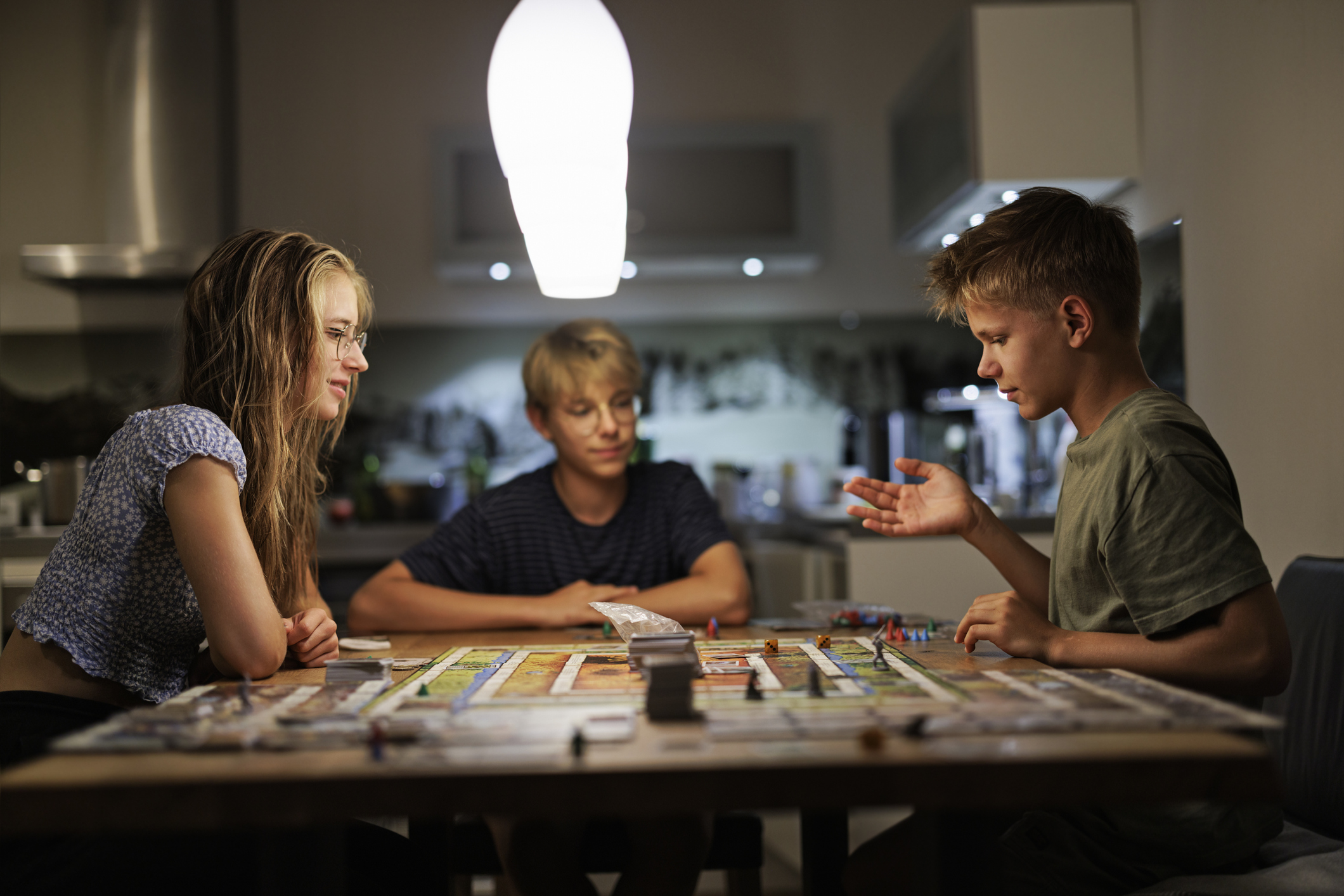 Các trò chơi trên bàn cờ là cách hay để thu hút sự chú ý của trẻ nhỏ và dạy các em những kỹ năng như tư duy chiến lược. (Ảnh: Imgorthand/Getty Images)