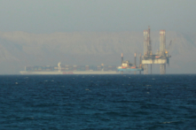 Một tàu container đi qua giàn khoan dầu ở Vịnh Suez và hướng về Hồng Hải trước tiến vào Kênh đào Suez, ở ngoài địa phận Cairo, Ai Cập, vào ngày 01/09/2020. (Ảnh: Amr Abdallah Dalsh/Reuters)