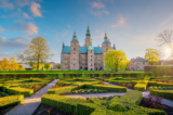 Cảnh quan bên ngoài của Lâu đài Rosenborg nổi bật với khu vườn đối xứng. Mặt tiền bằng gạch đỏ cùng những tháp cao, tháp pháo, và đầu hồi là đặc trưng của phong cách Phục Hưng Hà Lan, đã truyền cảm hứng cho kiến trúc Đan Mạch sau này. Tương truyền rằng, Vua Christian Đệ tứ đã thiết kế một phần Lâu đài Rosenberg, cùng với các kiến trúc sư Bertel Lange và Hans van Steenwinckell, vào đầu những năm 1600. Ban đầu, lâu đài là một cung điện nghỉ dưỡng nhỏ, nhưng qua nhiều lần mở rộng, đến năm 1633, lâu đài đã trở thành công trình đồ sộ như ngày nay. (Ảnh: 111 photo/Shutterstock)