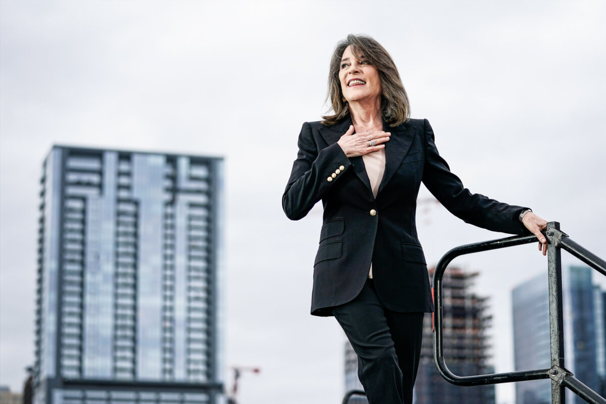 Bà Marianne Williamson rời khỏi một cuộc tập hợp tại Công viên Vic Mathias Shores ở Austin, Texas, vào ngày 23/02/2020. (Ảnh: Drew Angerer/Getty Images)