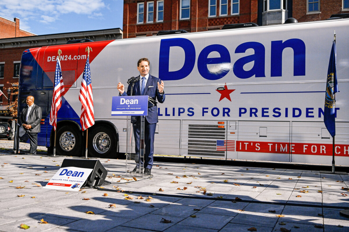 Dân biểu Hoa Kỳ Dean Phillips (Dân Chủ-Minnesota) trình bày tại một cuộc tập hợp bên ngoài Tòa nhà Tiểu bang New Hampshire ở Concord vào ngày 27/10/2023. (Ảnh: Gaelen Morse/Getty Images)