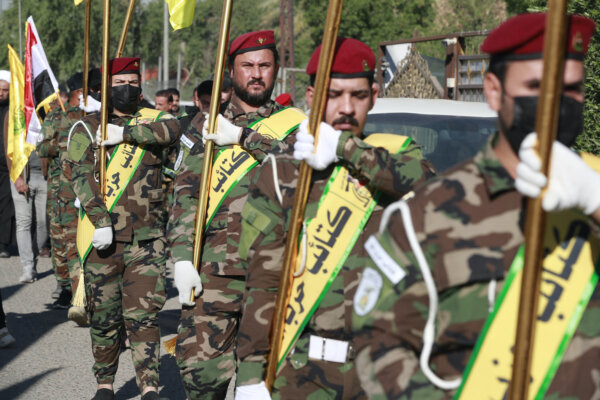 Các chiến đấu cơ mang cờ của Iraq và các nhóm bán quân sự, trong đó có al-Nujaba và Kataib Hezbollah, trong một lễ tang ở Baghdad dành cho 5 dân quân đã thiệt mạng một ngày trước đó trong một cuộc tấn công của Hoa Kỳ ở miền bắc Iraq, hôm 04/12/2023. (Ảnh: Ahmad Al-Rubaye/AFP qua Getty Images)